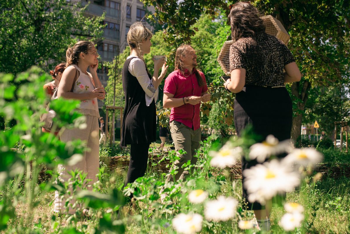 Menschen im Park vor einem Insektenhotel, Zukunftsvision für die Kulturarbeit? (c) Taisiia Zhebryk